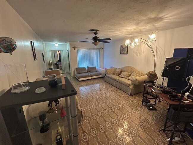 Foto del edificio - 7007 NW 79th Ave