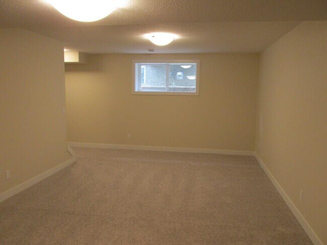 Building Photo - 4 Bed 3 Bath Unit in Olds, AB