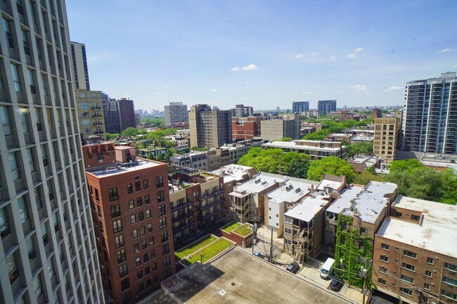 Foto del edificio - 2626 N Lakeview Ave