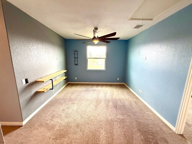 Building Photo - **APPLICATION RECEIVED** AVAILABLE NOW! Mo...