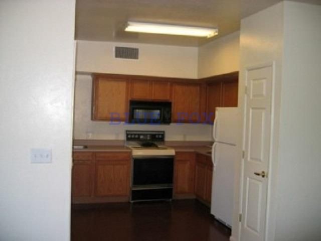 Building Photo - Private ! 3 bed / 2 bath home, Available NOW!