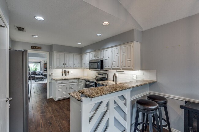 Building Photo - 1108 Richland Oaks Dr