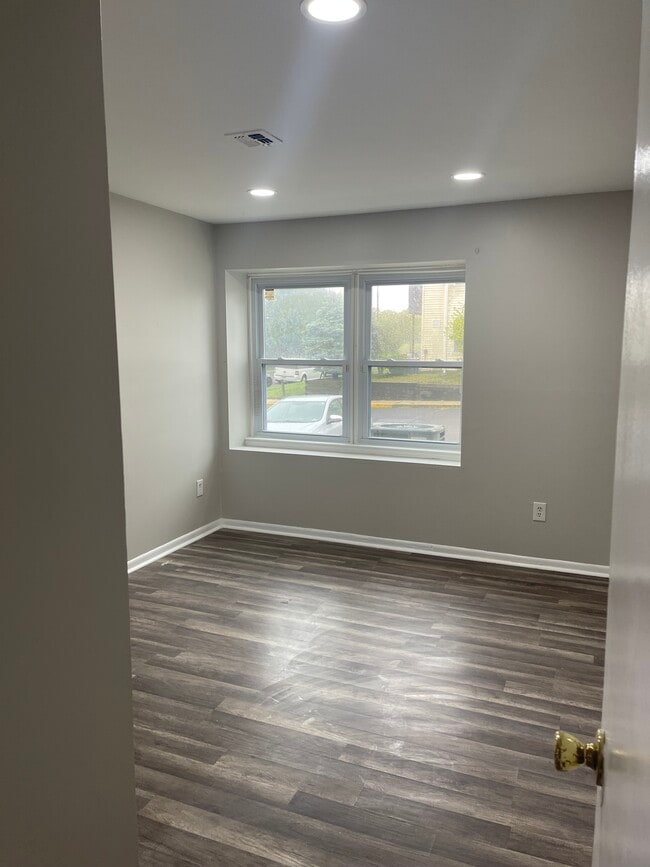 Bedroom 2 - 700 N Franklin Blvd