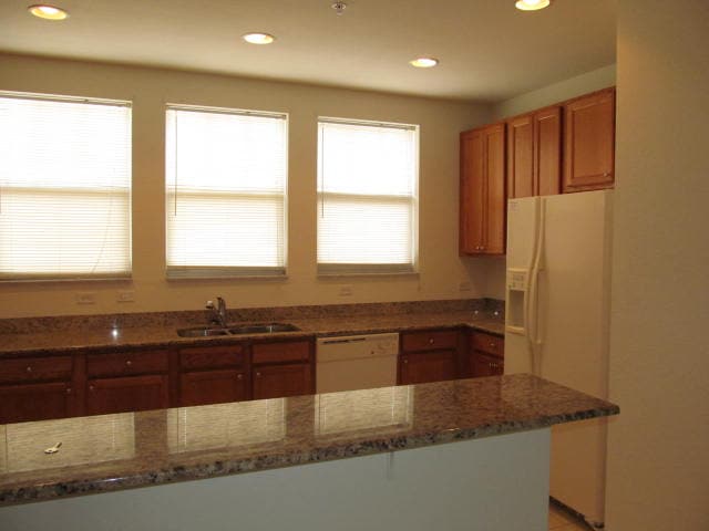 Building Photo - 883 Millbrae Ct