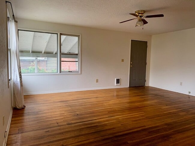 Building Photo - Adorable White Salmon Home!