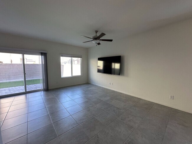Foto del edificio - Spacious 4 Bedroom 2.5 Bath Corner Lot Sin...