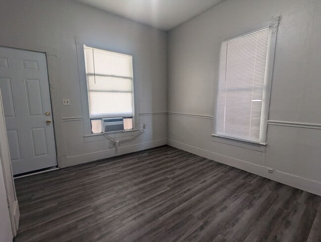 Foto del edificio - 3 Bedroom Home Available Now