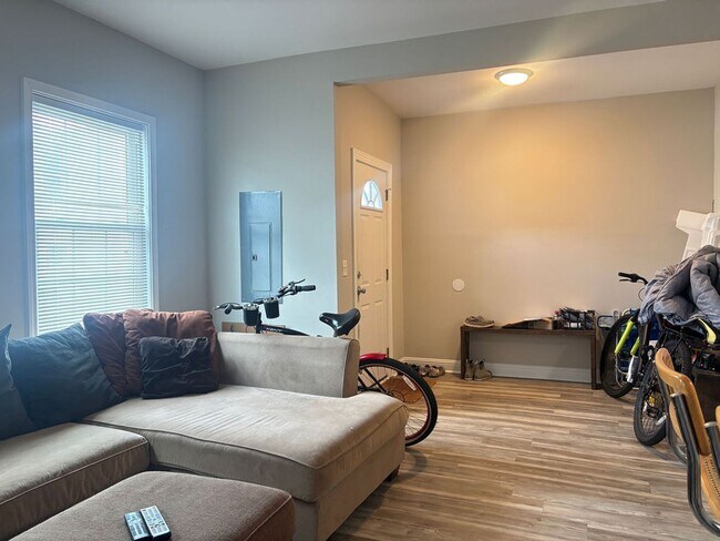 Foto del edificio - Available 8/15. Renovated 4 BR Home Downtown!