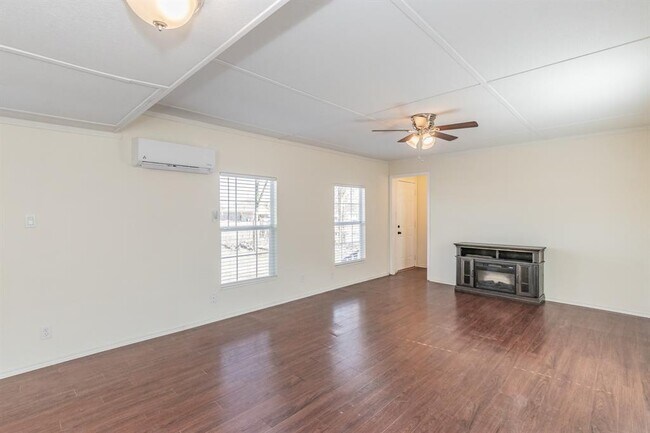 Building Photo - 103 Hackberry Ln