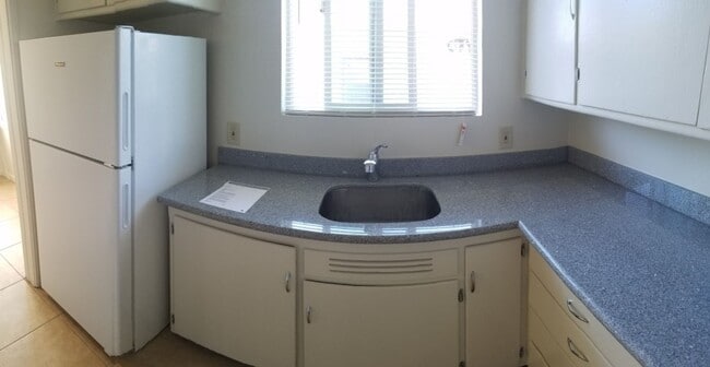 Foto del edificio - Renovated 1-Bedroom with Garage Parking & ...