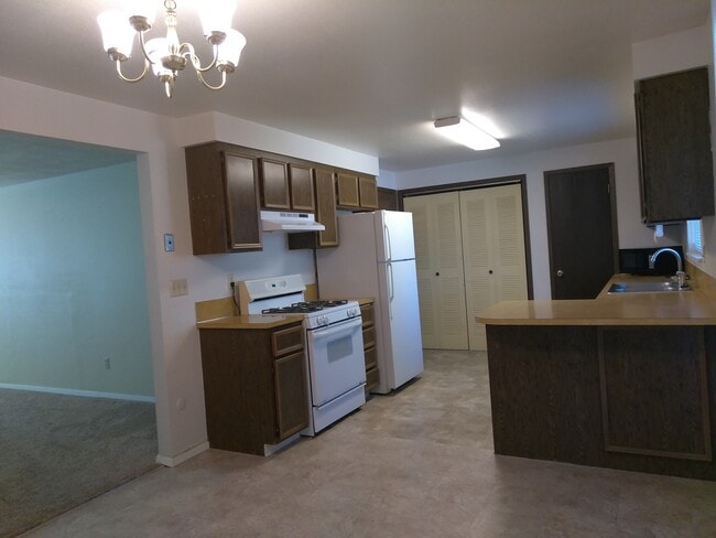 Building Photo - 5555 N Millrun Ave