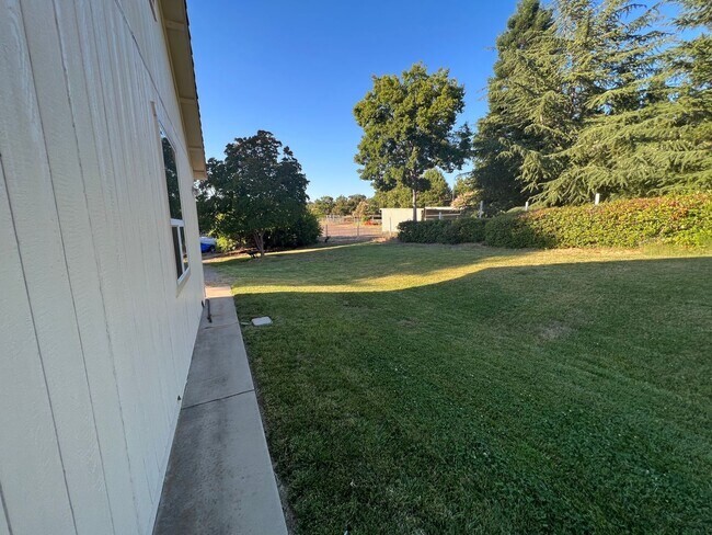 Foto del edificio - Three Bedroom Two Bathroom Large Garage in...