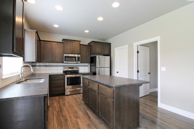 Foto del edificio - 4 Bed/2.5 Bath + an Office in Kennewick