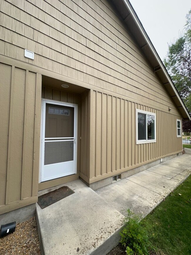 Building Photo - 858 NE Hidden Valley Dr