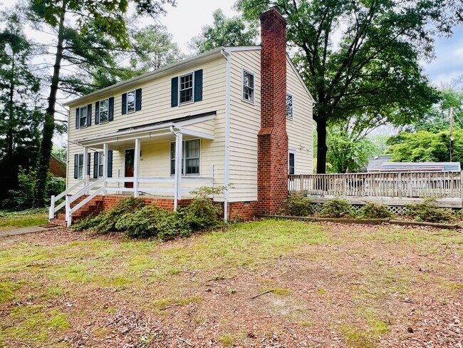 Foto del edificio - Charming 4-Bedroom Home with Ample Space and Modern Amenities