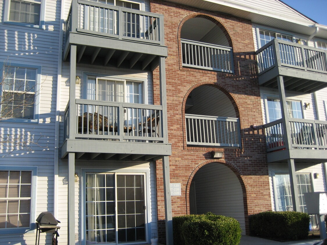 Front entrance - 251 Simpson Ave