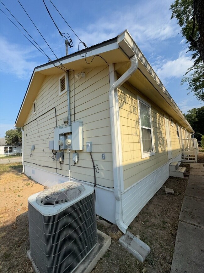 Building Photo - 303 Villareal St