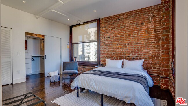 Building Photo - 460 S Spring St