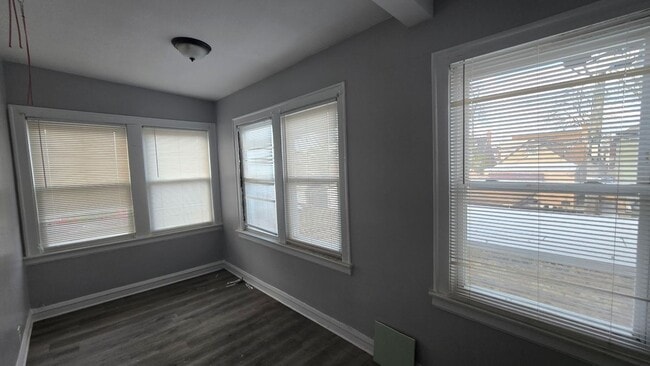 Building Photo - 2731- 2733 North Austin Avenue, #7
