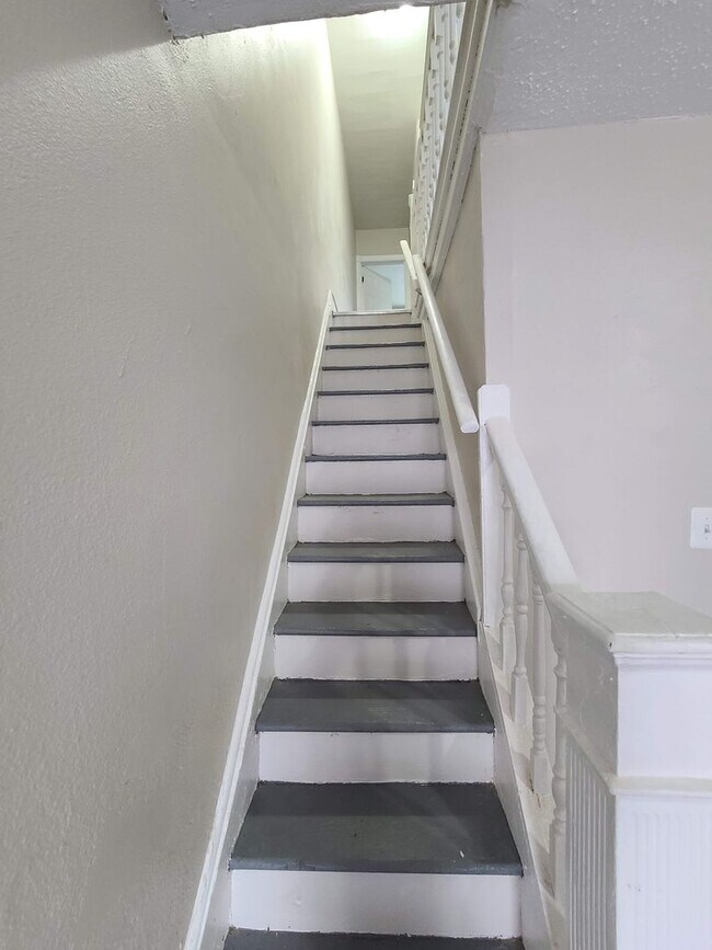 Foto del edificio - Large Upgraded Home! - Half off first mont...