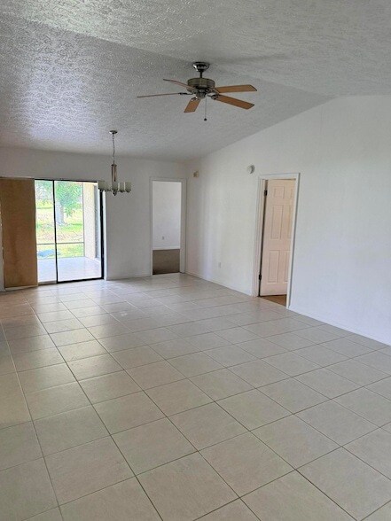 Foto del edificio - 508 NW Azalea Ave