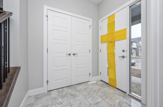 Main door/foyer - 49 Homestead Cres NE