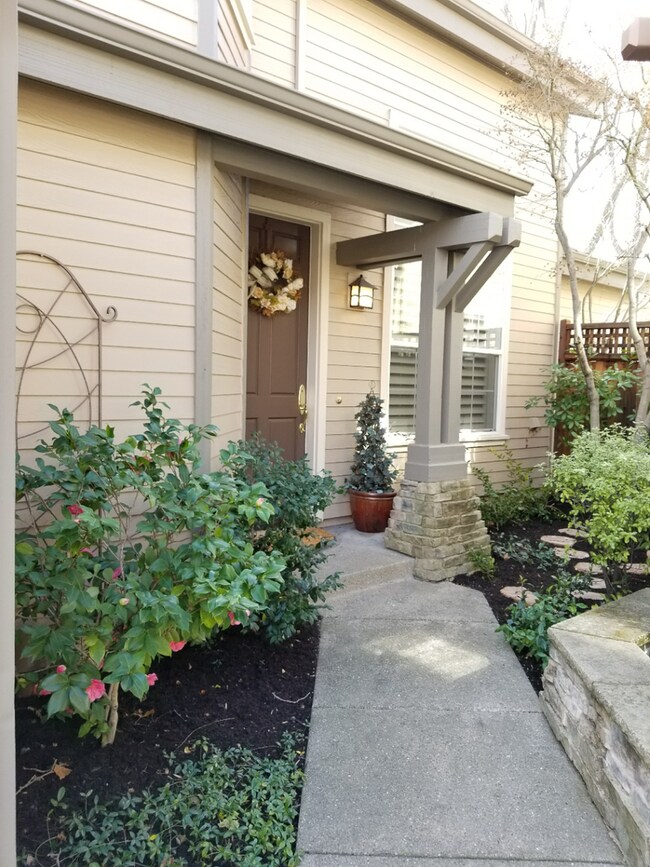 Building Photo - 3 BED 3.5 BATH HOME (PLUS LOFT) IN HIGHLY ...