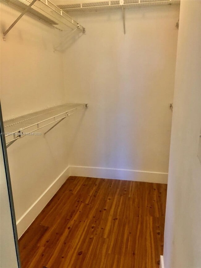 Foto del edificio - 15701 W Waterside Cir