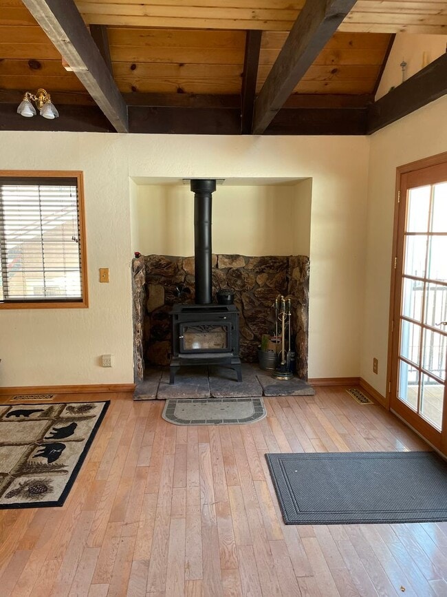 Building Photo - Great County Location - 3 bed, 2 bath with Garage