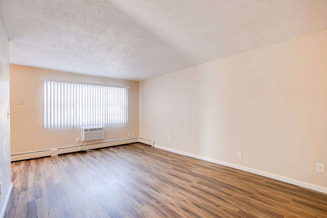 Building Photo - 1337 Arkwright St N