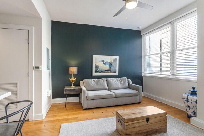 Building Photo - 925 Common St