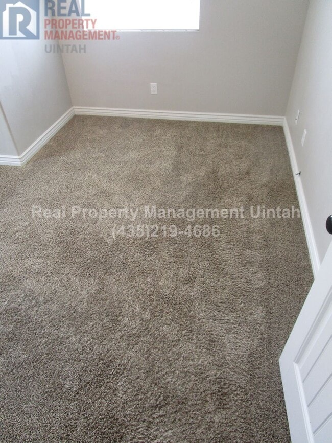 Building Photo - 3 bed 2.5 bath townhome in Fox Run