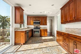 Building Photo - 632 Kings Rd