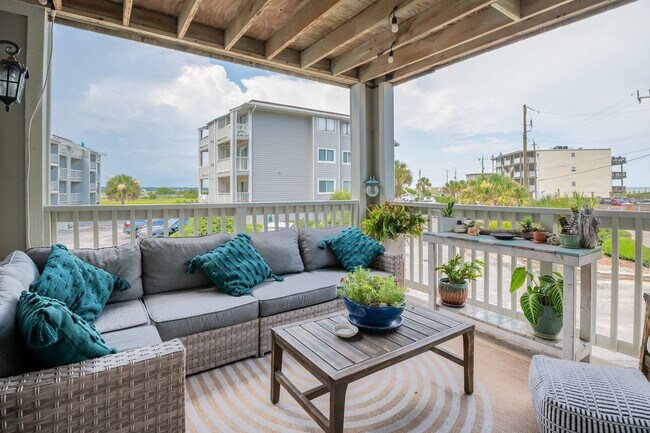 Foto del edificio - OFF-SEASON FURNISHED OASIS JUST STEPS FROM THE SAND