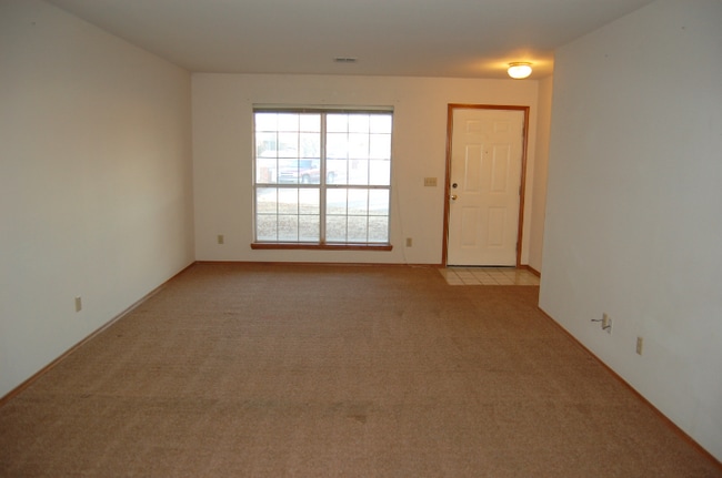 Building Photo - 1221 Jeannie Ln