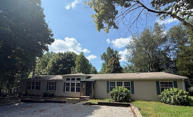 Building Photo - Available Now Spacious 3 Bedroom Home on P...