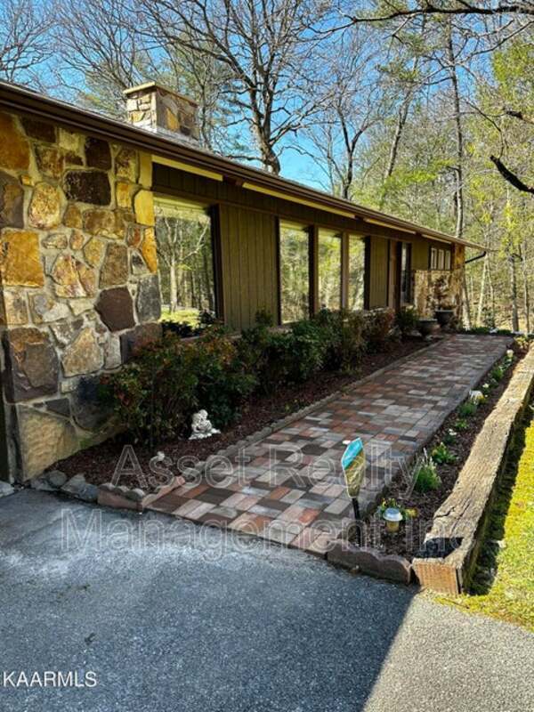 Building Photo - 614 Laurel Dr