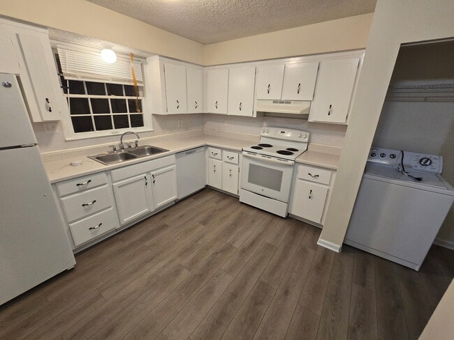 Building Photo - 2110 Kings Gate Cir