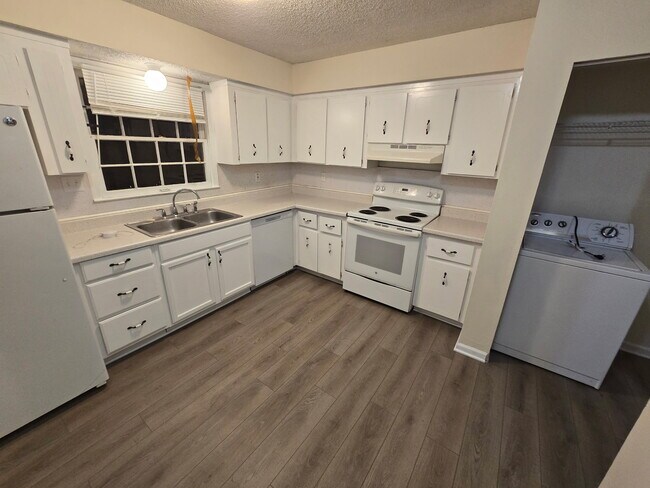 Foto del edificio - 2110 Kings Gate Cir