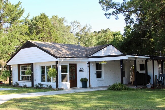 Building Photo - 1139 N Bayshore Dr