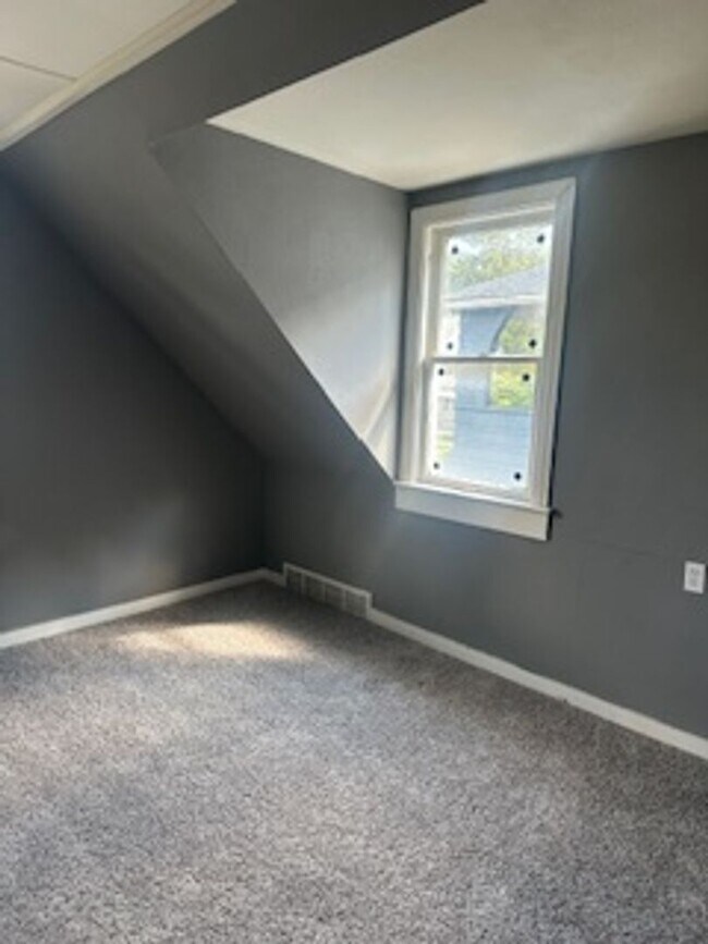 Building Photo - 2-Bedroom Apartment in Quiet 4-Plex