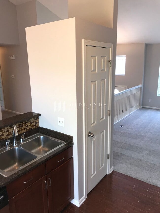 Building Photo - Springhill Split Entry