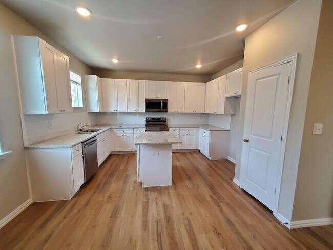 Foto del edificio - L1 Floorplan - Brand New Townhome!