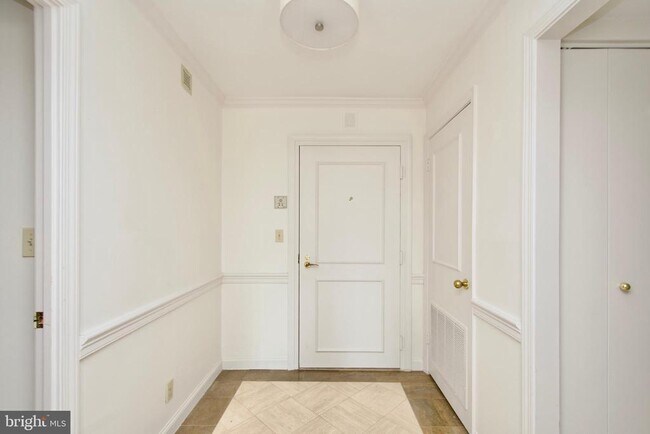 Foto del edificio - 1250 S Washington St