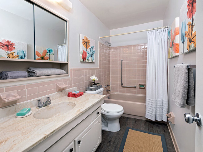 ¡Baño completo - Chelsea Square Apartments