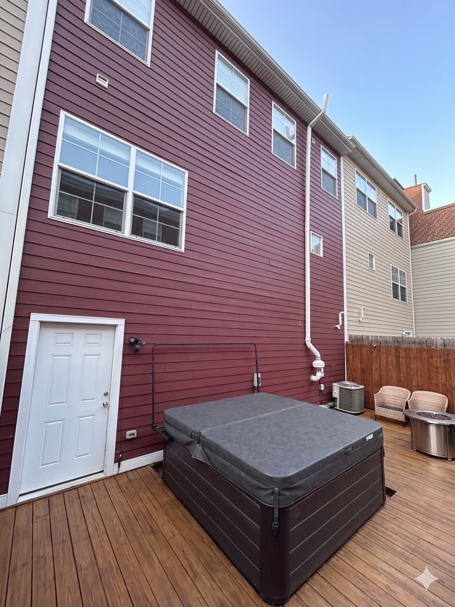 Building Photo - Modern 3-Level North Side Townhome with Garage