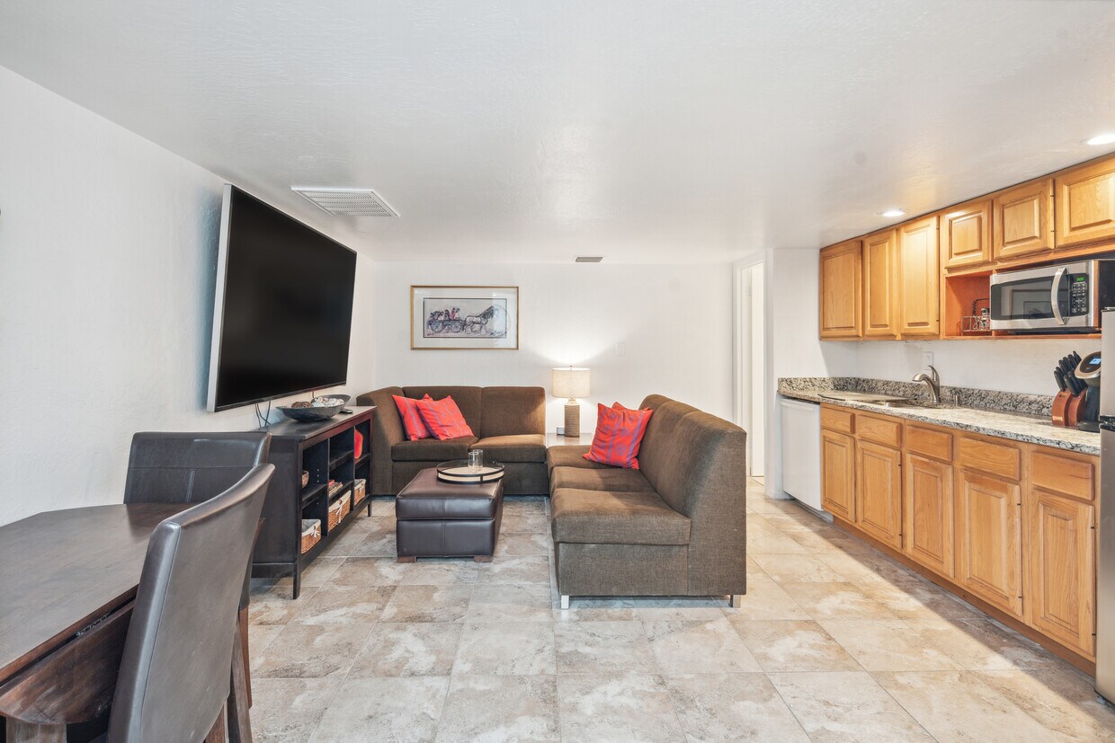 Primary Photo - 4531 E Becker Ln