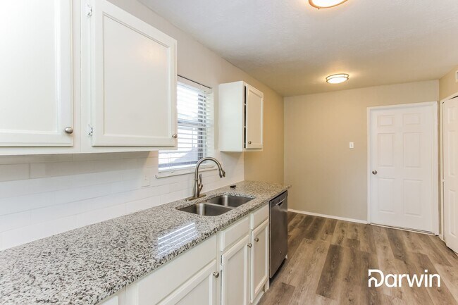 Building Photo - 4010 Mayflower Dr