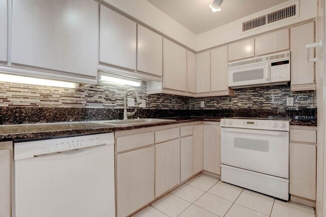 Building Photo - 3111 Bel Air Dr