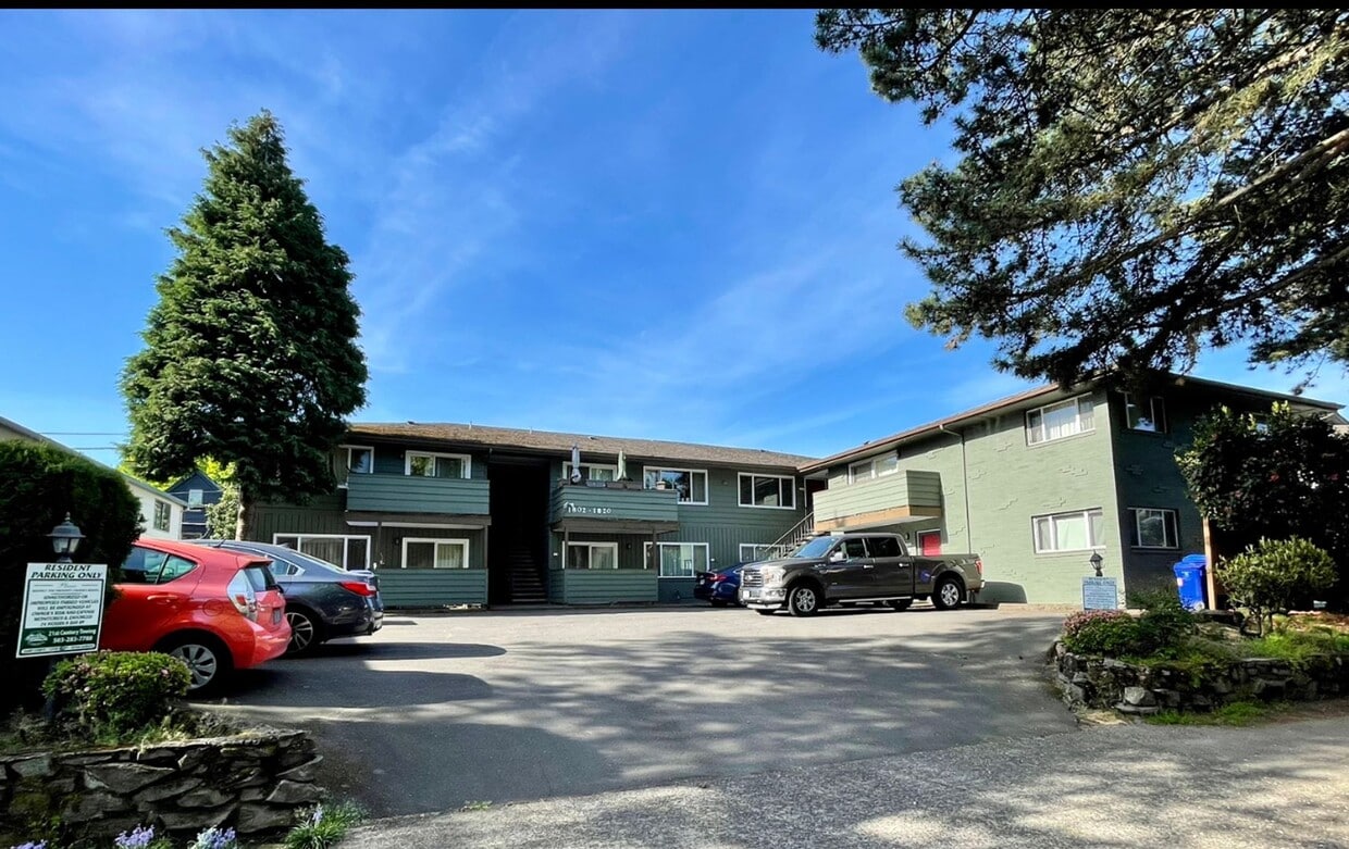 Primary Photo - Irvington Top Floor 1 Bed~ Off Street Park...